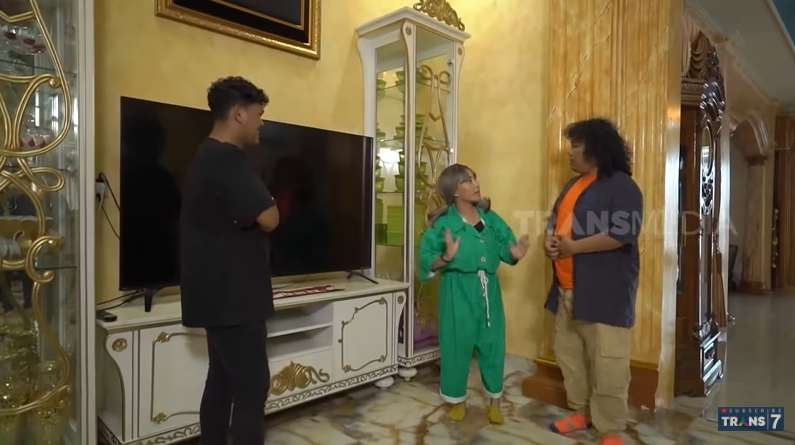 10 Potret Kemewahan Rumah Tiktoker Alam Nur yang Viral, Bak Istana Kerajaan, Serba Emas!