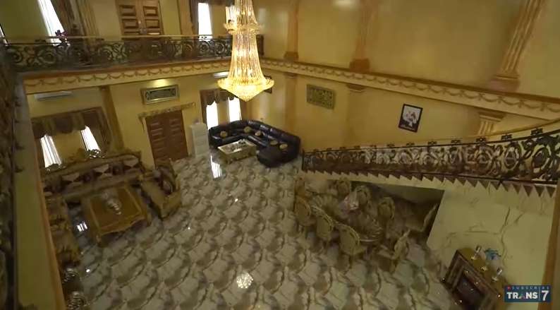10 Potret Kemewahan Rumah Tiktoker Alam Nur yang Viral, Bak Istana Kerajaan, Serba Emas!
