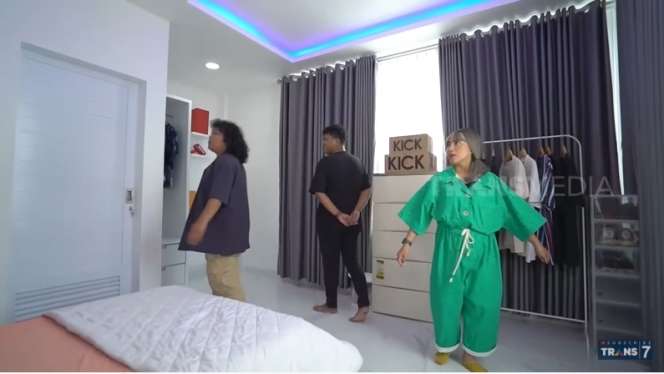 10 Potret Kemewahan Rumah Tiktoker Alam Nur yang Viral, Bak Istana Kerajaan, Serba Emas!