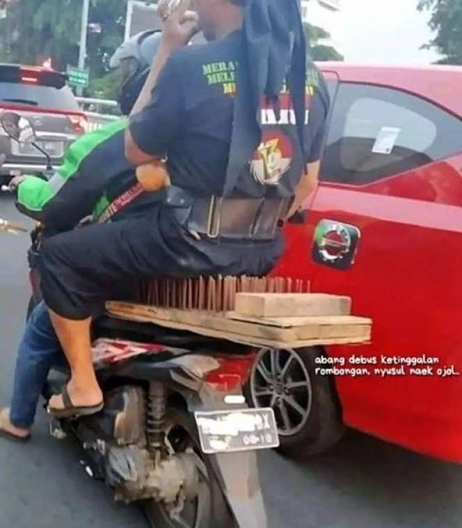 10 Potret Absurd Gaya Penumpang Ojol, Bikin Mikir Keras!