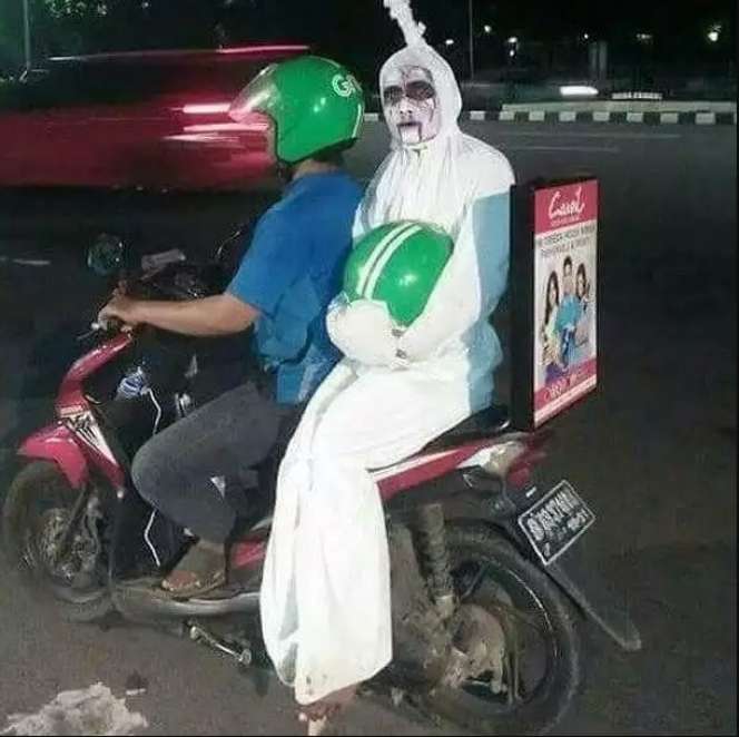 10 Potret Absurd Gaya Penumpang Ojol, Bikin Mikir Keras!