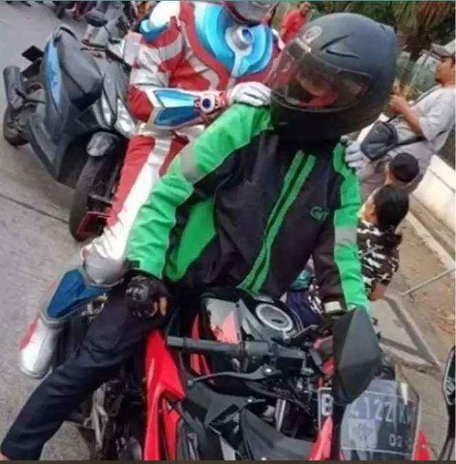 10 Potret Absurd Gaya Penumpang Ojol, Bikin Mikir Keras!