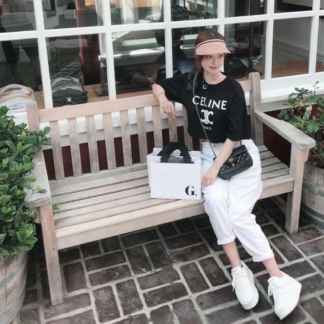10 Potret Nenek Menolak Tua, Dikira Masih 20-an Ternyata Sudah 51 Tahun, Wajah & Body ABG Banget!