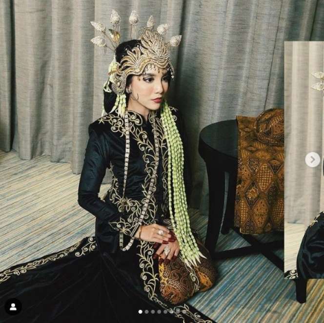 Viral Artis Malaysia Menikah Pakai Perpaduan Busana Sunda & Jawa, Netizen +62 Bingung !