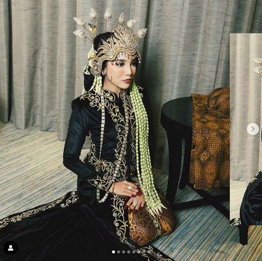 Viral Artis Malaysia Menikah Pakai Perpaduan Busana Sunda & Jawa, Netizen +62 Bingung !