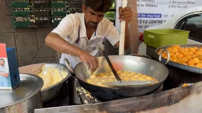 Potret Jajanan Pinggir Jalan India yang Mirip `Tahu Bulat`, Dibikin Langsung Pakai Tangan Kosong, Rasanya....