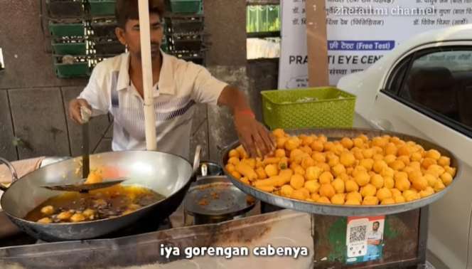 Potret Jajanan Pinggir Jalan India yang Mirip `Tahu Bulat`, Dibikin Langsung Pakai Tangan Kosong, Rasanya....