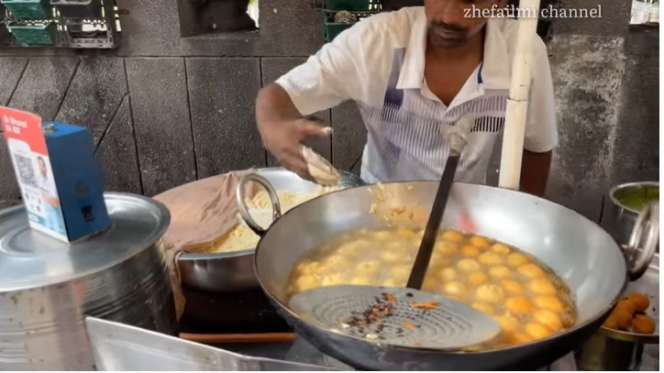 Potret Jajanan Pinggir Jalan India yang Mirip `Tahu Bulat`, Dibikin Langsung Pakai Tangan Kosong, Rasanya....