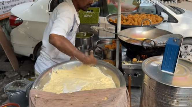 Potret Jajanan Pinggir Jalan India yang Mirip `Tahu Bulat`, Dibikin Langsung Pakai Tangan Kosong, Rasanya....