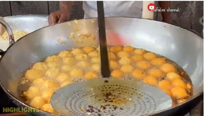 Potret Jajanan Pinggir Jalan India yang Mirip `Tahu Bulat`, Dibikin Langsung Pakai Tangan Kosong, Rasanya....