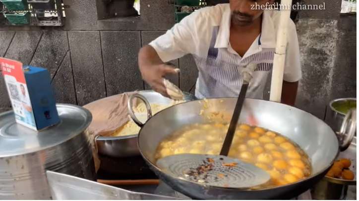 Potret Jajanan Pinggir Jalan India yang Mirip `Tahu Bulat`, Dibikin Langsung Pakai Tangan Kosong, Rasanya....