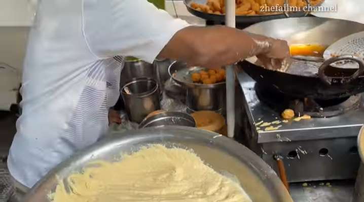 Potret Jajanan Pinggir Jalan India yang Mirip `Tahu Bulat`, Dibikin Langsung Pakai Tangan Kosong, Rasanya....