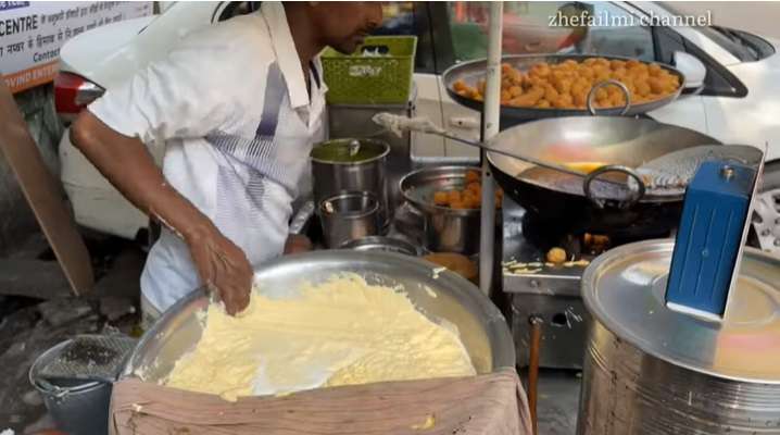Potret Jajanan Pinggir Jalan India yang Mirip `Tahu Bulat`, Dibikin Langsung Pakai Tangan Kosong, Rasanya....