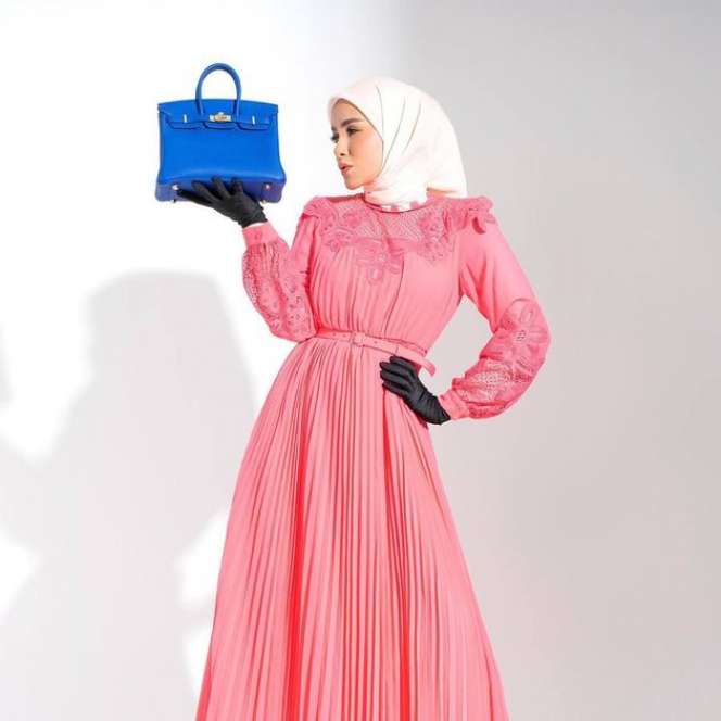 Potret OOTD Olla Ramlan dengan Sederet Koleksi Tas Hermes Mewah