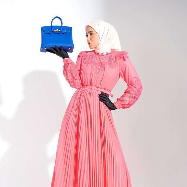 Potret OOTD Olla Ramlan dengan Sederet Koleksi Tas Hermes Mewah