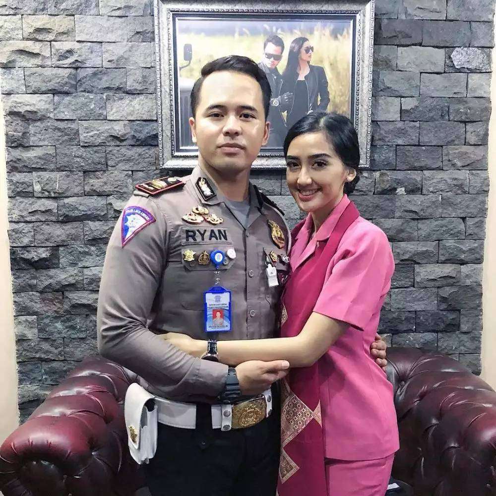 Sederet Seleb Cantik yang Menikah dengan Polisi