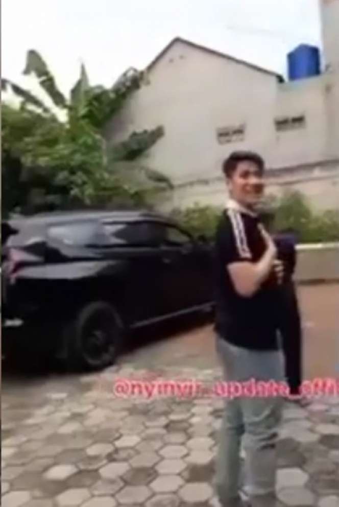Viral! Video Rizky Billar Cekcok dengan Tetangga Pasca Bebas Kasus KDRT, Lihat 9 Potretnya
