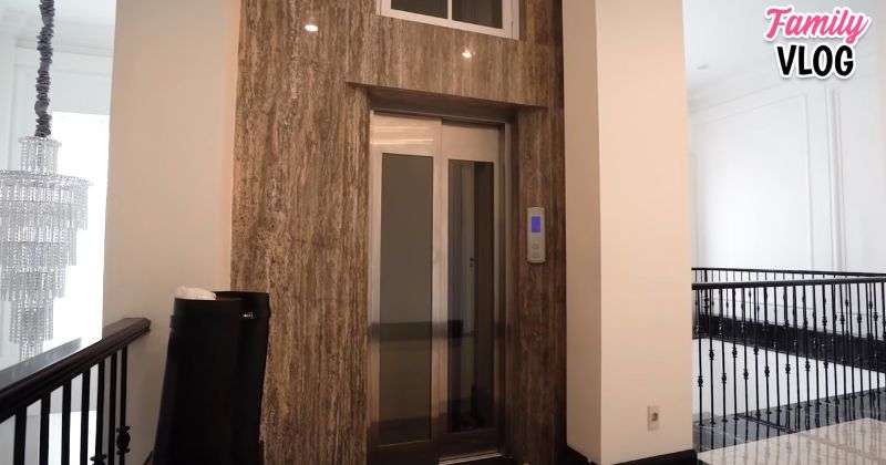 10 Potret Rumah Mewah Nindy Ayunda `Musuh` Nikita Mirzani, Bak Istana, Ada Lift & Salon Pribadi 