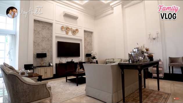 10 Potret Rumah Mewah Nindy Ayunda `Musuh` Nikita Mirzani, Bak Istana, Ada Lift & Salon Pribadi 