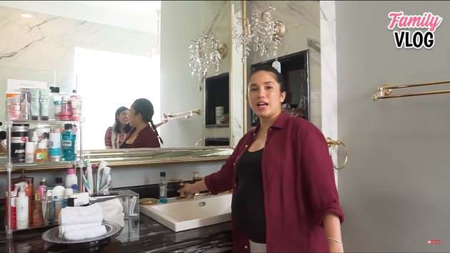 10 Potret Rumah Mewah Nindy Ayunda `Musuh` Nikita Mirzani, Bak Istana, Ada Lift & Salon Pribadi 