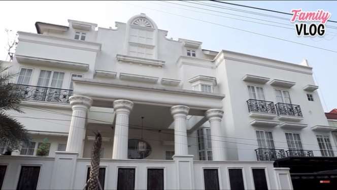 10 Potret Rumah Mewah Nindy Ayunda `Musuh` Nikita Mirzani, Bak Istana, Ada Lift & Salon Pribadi 