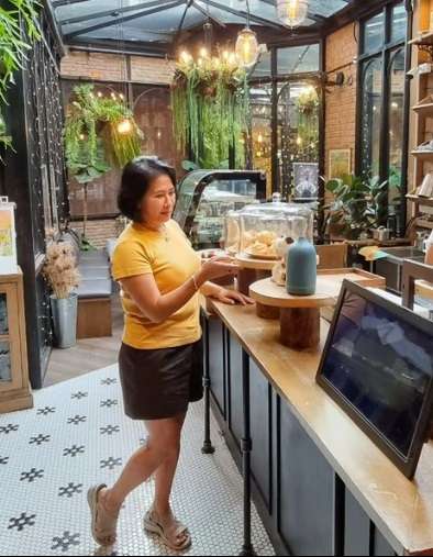 Usia 54 Tahun, Artis Senior Ini Tetap Awet Muda, Ternyata Pacari Brondong 14 Tahun!