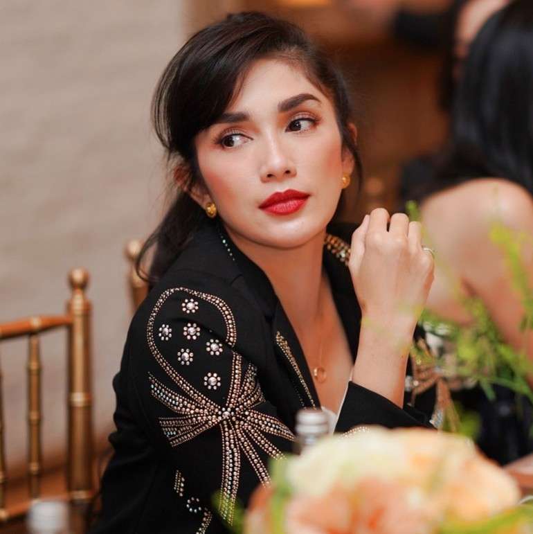 10 Potret Perubahan Ussy Sulistiawaty Usai Turun Bobot 27 Kg, Cantik Banget Bak Gadis ABG!