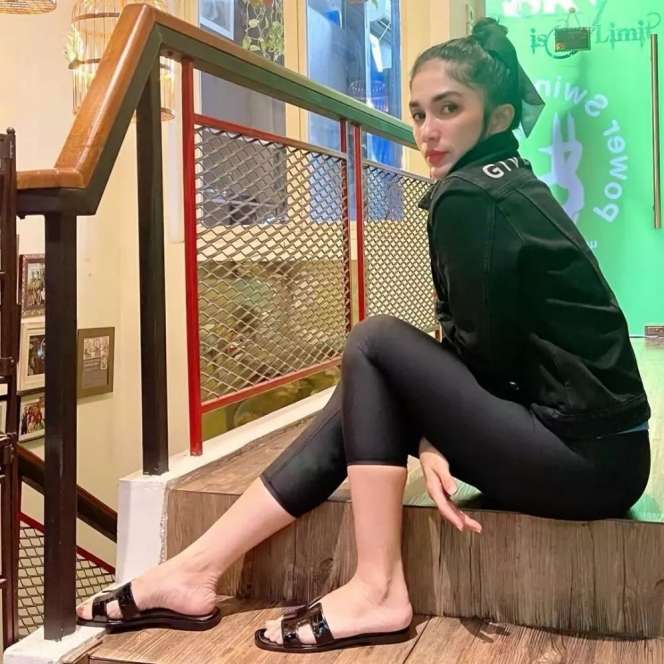 10 Potret Perubahan Ussy Sulistiawaty Usai Turun Bobot 27 Kg, Cantik Banget Bak Gadis ABG!