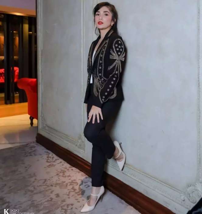 10 Potret Perubahan Ussy Sulistiawaty Usai Turun Bobot 27 Kg, Cantik Banget Bak Gadis ABG!