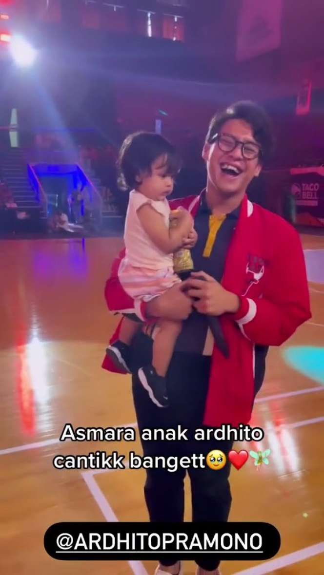 Sering Dikira Single, Ini 10 Potret Cantiknya Istri & Anak Ardhito Pramono yang Baru Terungkap!