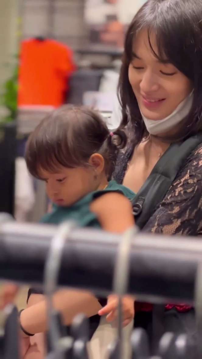 Sering Dikira Single, Ini 10 Potret Cantiknya Istri & Anak Ardhito Pramono yang Baru Terungkap!