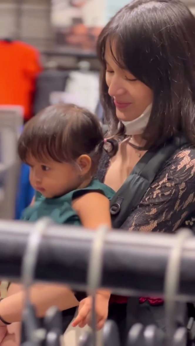 Sering Dikira Single, Ini 10 Potret Cantiknya Istri & Anak Ardhito Pramono yang Baru Terungkap!