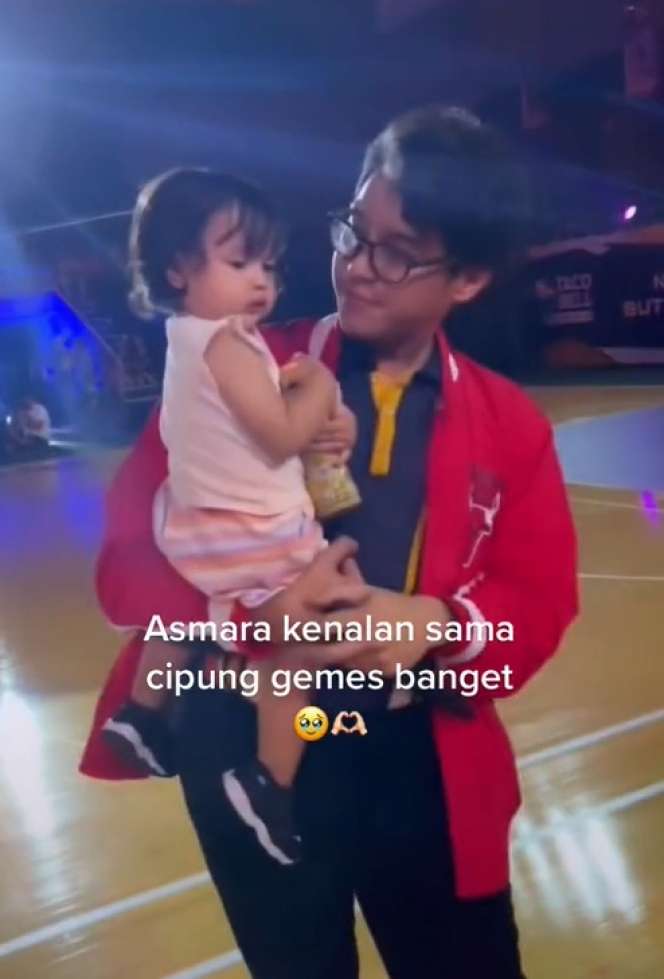Sering Dikira Single, Ini 10 Potret Cantiknya Istri & Anak Ardhito Pramono yang Baru Terungkap!