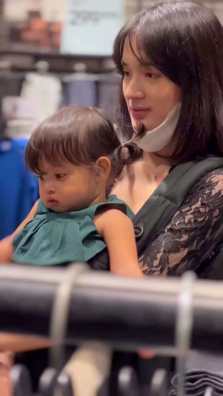 Sering Dikira Single, Ini 10 Potret Cantiknya Istri & Anak Ardhito Pramono yang Baru Terungkap!
