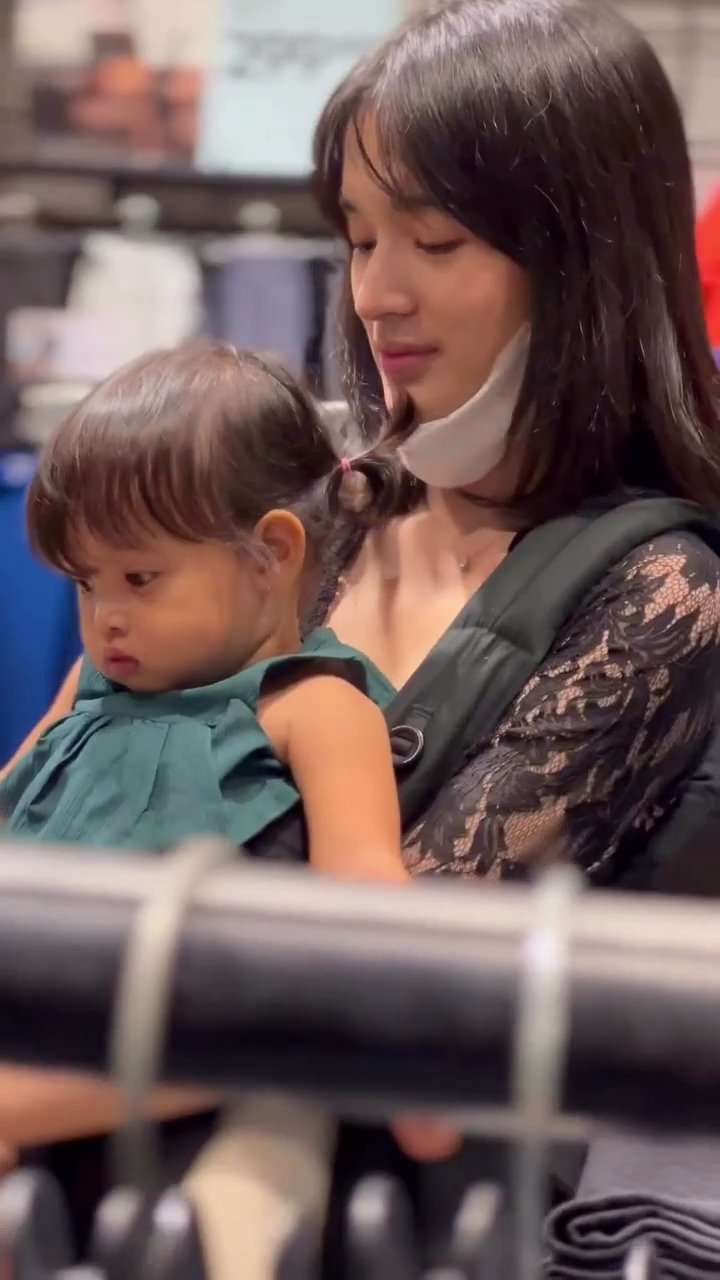 Sering Dikira Single, Ini 10 Potret Cantiknya Istri & Anak Ardhito Pramono yang Baru Terungkap!