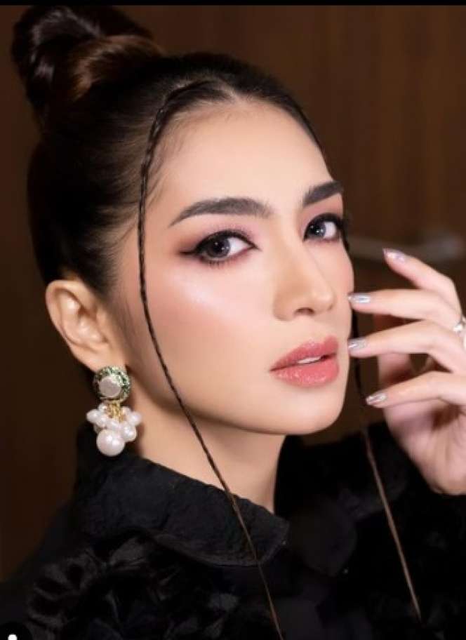 Berstatus Janda, Sederet Seleb Cantik Ini Dapat Julukan Hot Mama, Cantiknya Nggak Ada Lawan!
