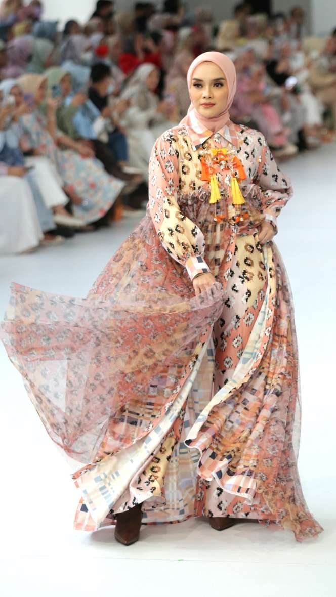 FOTO: Benang Jarum Tampilkan Warna Cerah dalam Koleksi 'Flair of Elegance'