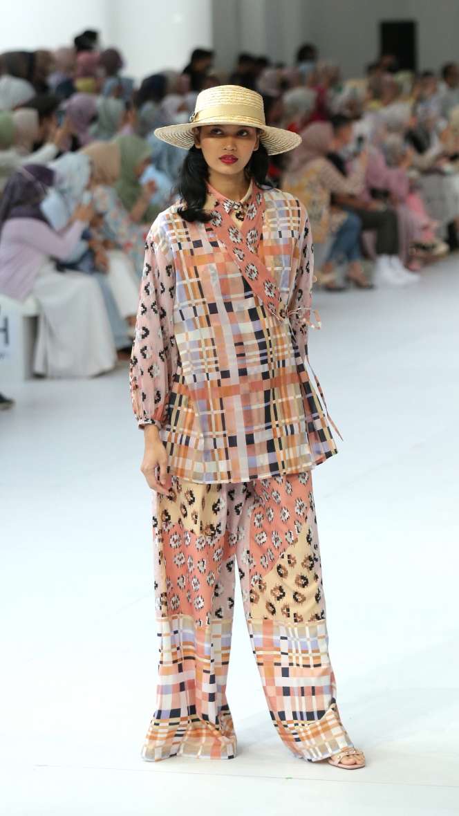 FOTO: Benang Jarum Tampilkan Warna Cerah dalam Koleksi 'Flair of Elegance'