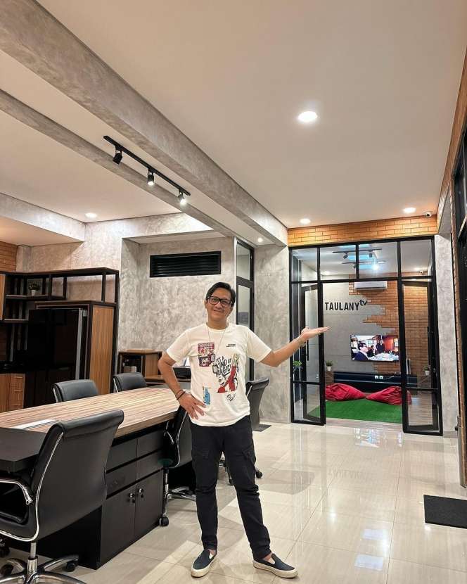 8 Potret Pabrik Konten Andre Taulany, Dulu Sederhana, Kini Besar & Megah Bak Kantor Google