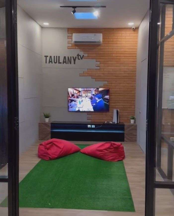 8 Potret Pabrik Konten Andre Taulany, Dulu Sederhana, Kini Besar & Megah Bak Kantor Google