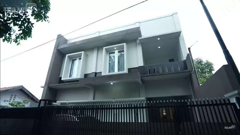 9 Potret Garasi Mewah Kiky Saputri, Dulu Guru Honorer Digaji Rp20 Ribu Sehari, Kini Sultan Abis! 