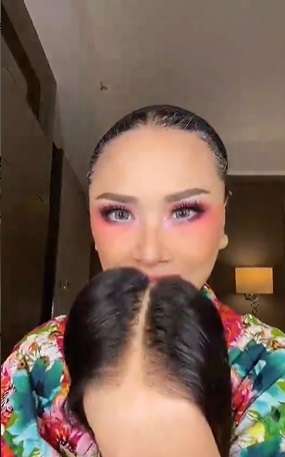 Momen Detik-detik Titi DJ Buka Wig, Ternyata Begini Potret Rambut Aslinya!