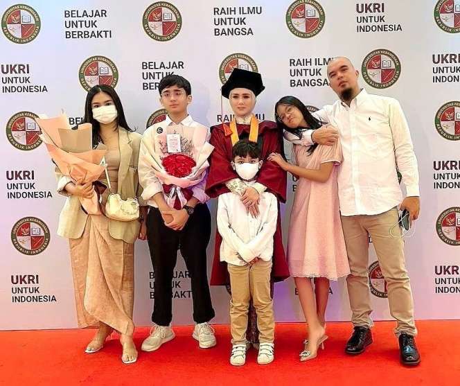 Potret Mulan Jameela Wisuda S1, Ruangan Seketika Berubah Seperti Konser
