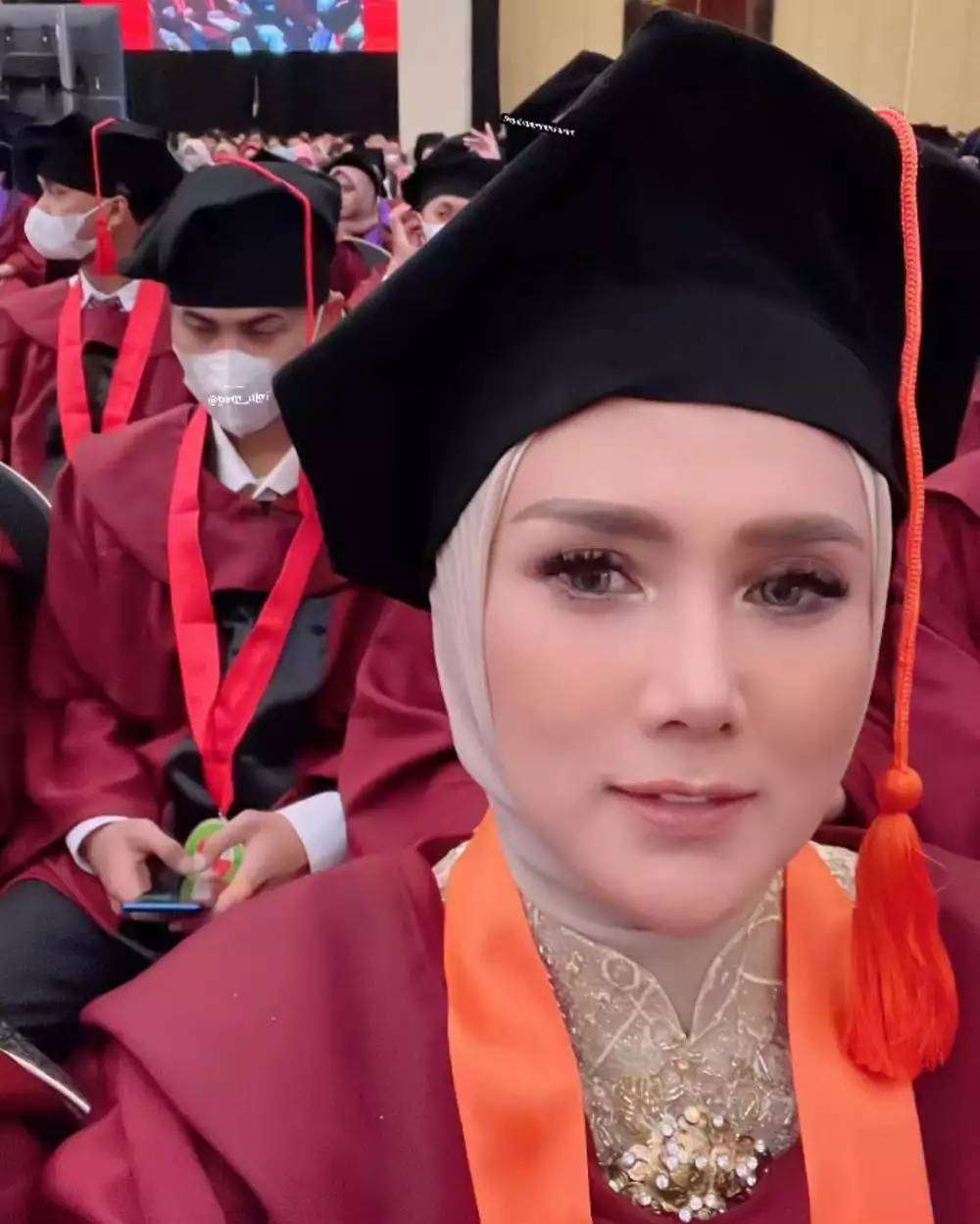 Potret Mulan Jameela Wisuda S1, Ruangan Seketika Berubah Seperti Konser