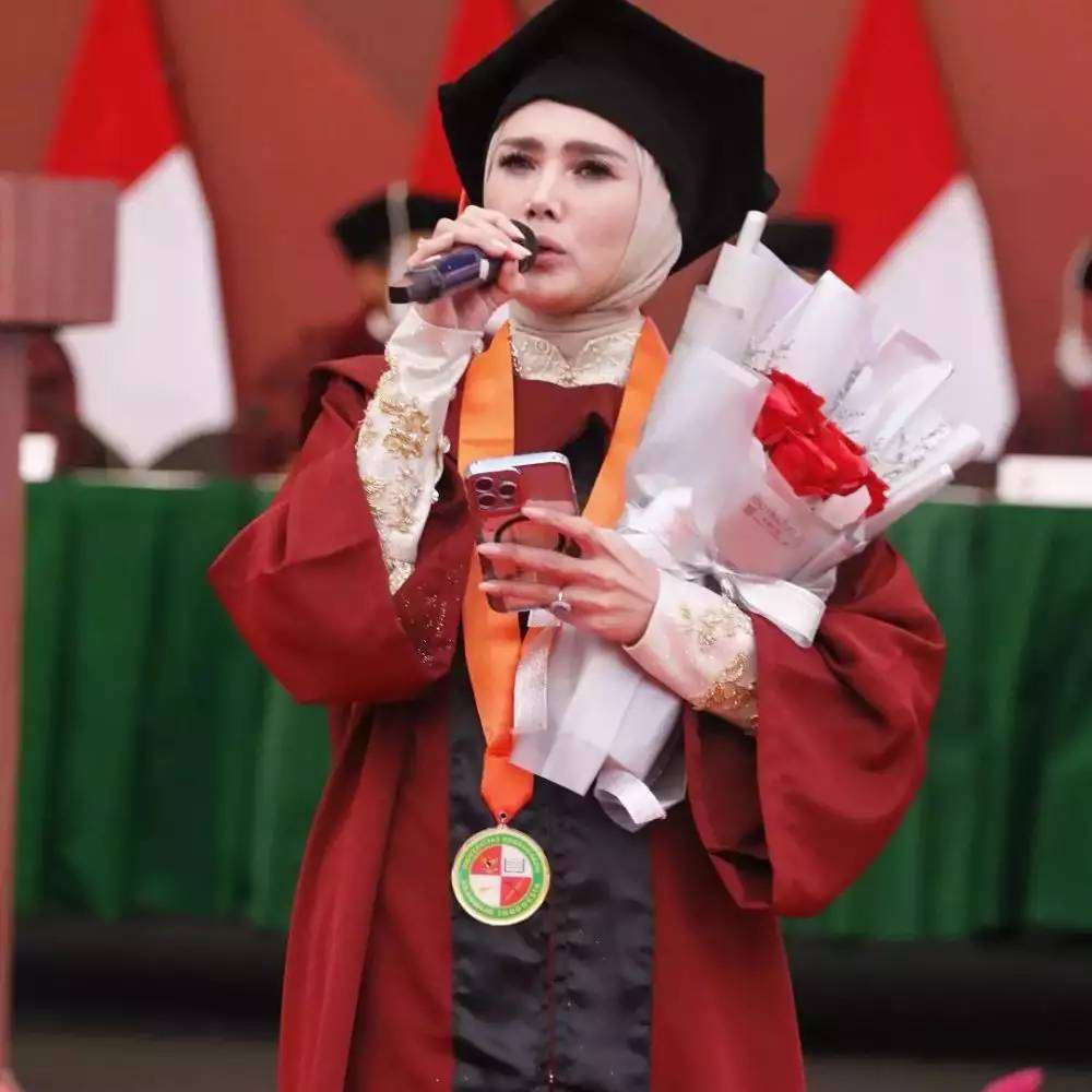 Potret Mulan Jameela Wisuda S1, Ruangan Seketika Berubah Seperti Konser