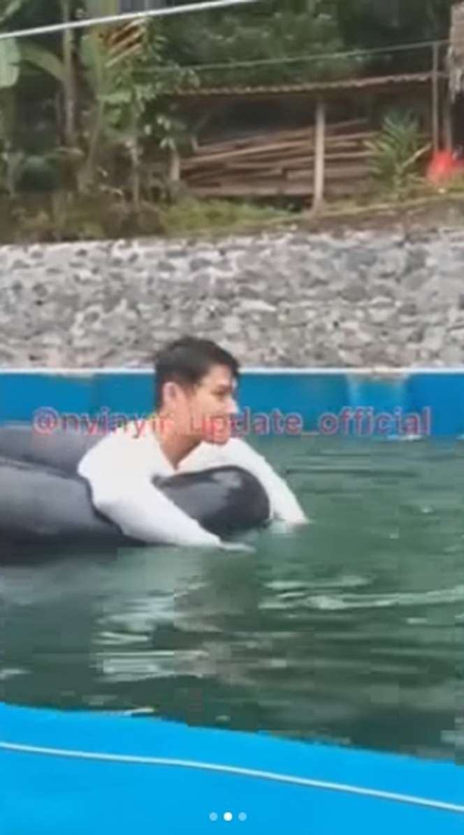 Dikabarkan Bangkrut! 10 Potret Lesty & Rizky Billar Renang di Pemandian Umum, Ekspresi Wajah Disorot!