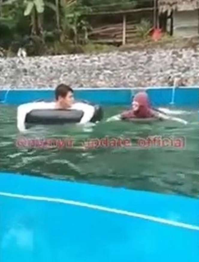 Dikabarkan Bangkrut! 10 Potret Lesty & Rizky Billar Renang di Pemandian Umum, Ekspresi Wajah Disorot!