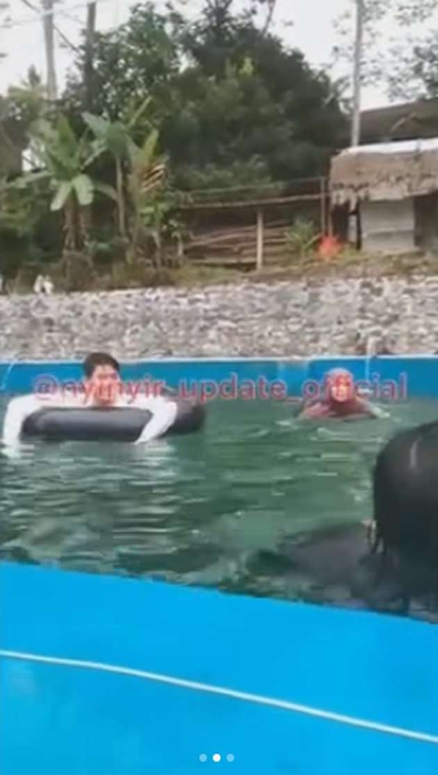 Dikabarkan Bangkrut! 10 Potret Lesty & Rizky Billar Renang di Pemandian Umum, Ekspresi Wajah Disorot!