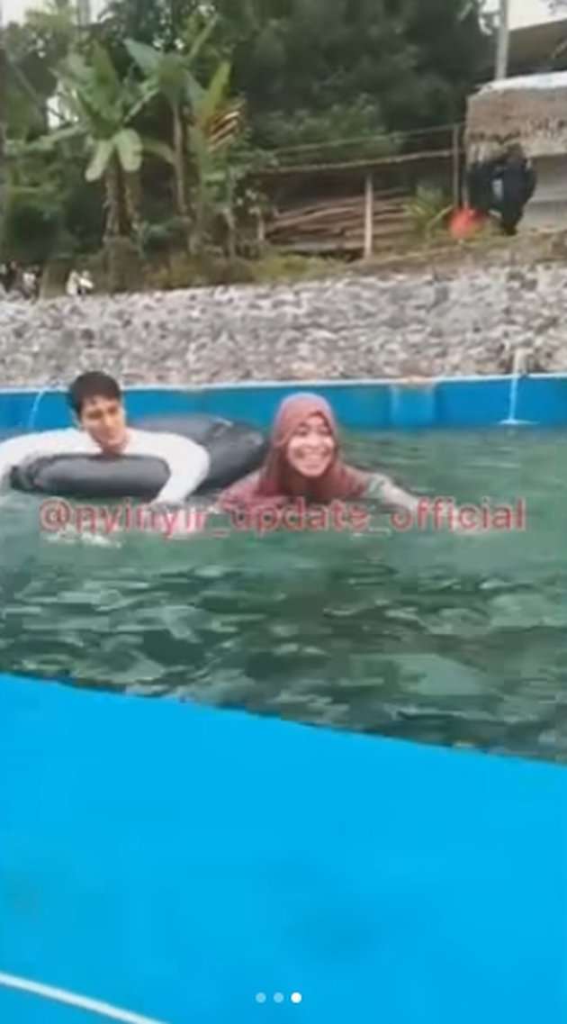 Dikabarkan Bangkrut! 10 Potret Lesty & Rizky Billar Renang di Pemandian Umum, Ekspresi Wajah Disorot!