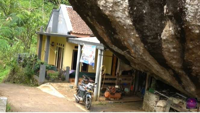Potret Rumah Viral di Cianjur, Dibangun Mepet dengan Batu Raksasa yang Berdiri Kokoh Meski Ada Gempa!